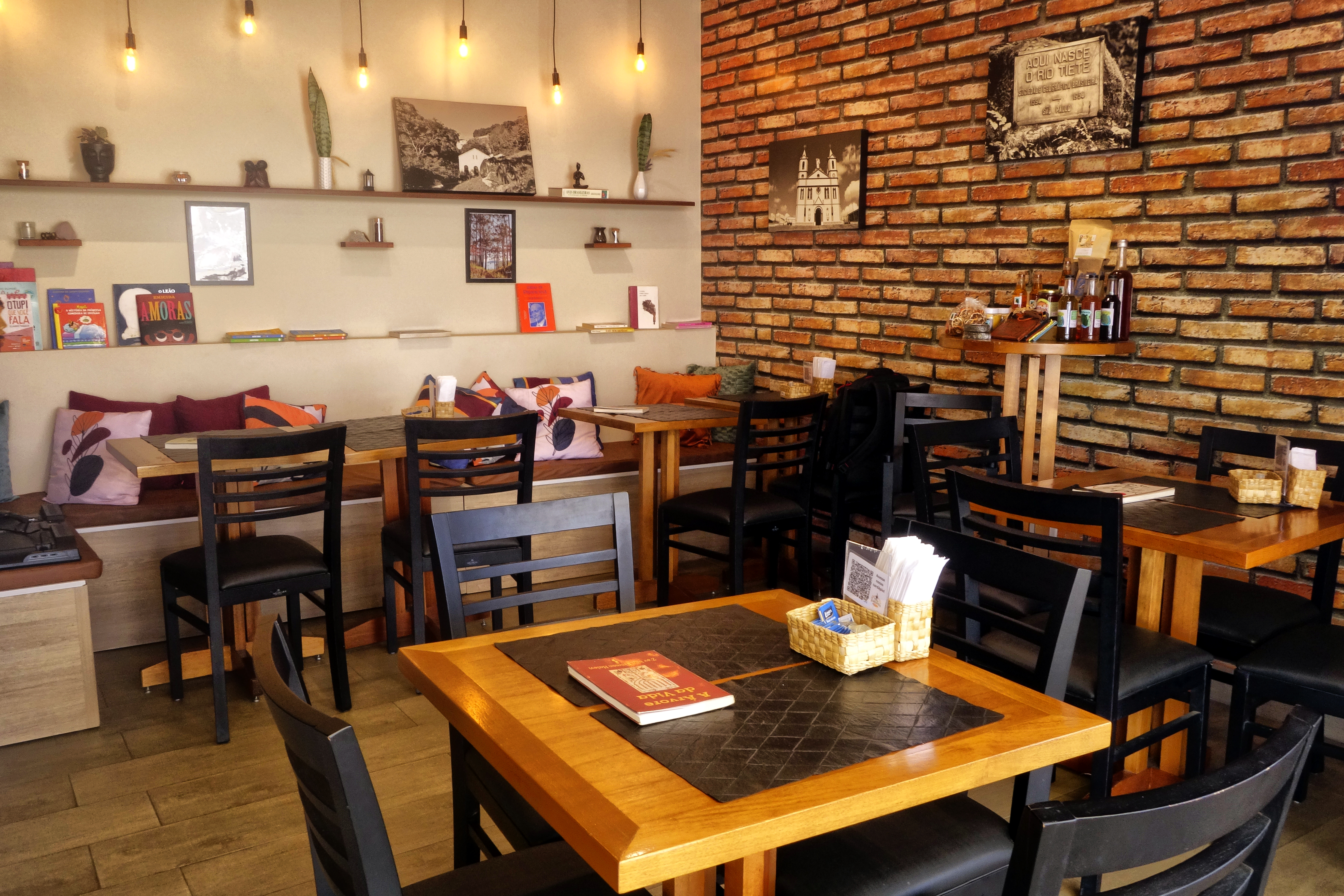 Interior acolhedor do café